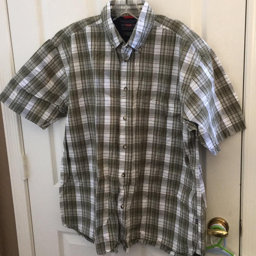 FINAL MARKDOWN MEN’S wrangler shirt large